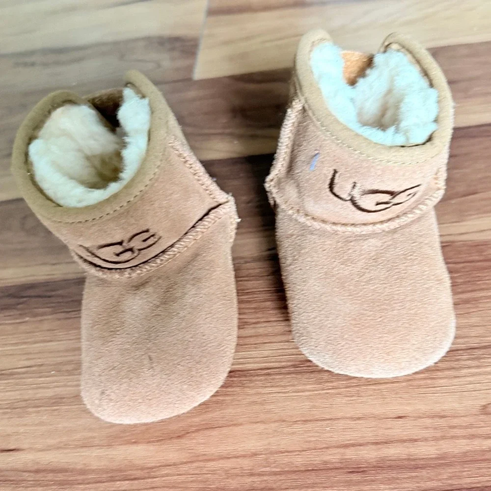 UGG Australia Baby Boots Tan‎ Suede Sheepskin Lined Infant Crib Shoes